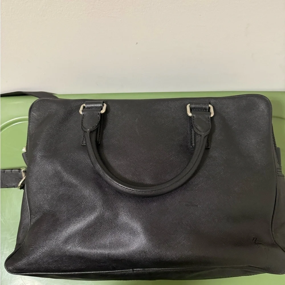 Harry’s of London Mens Double Zipped Black Leather Bag with Top Handles & Strap.